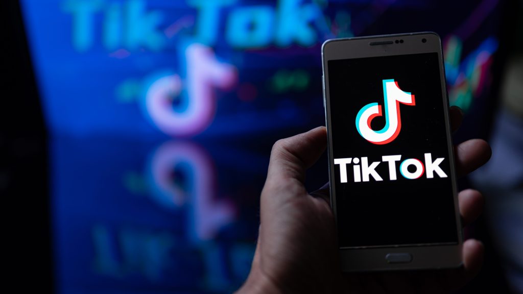 Vậy chúng ta có cấm TikTok hay không? Có thể một người ảnh hưởng thực sự làm sụp đổ một công ty 800 triệu đô la không?